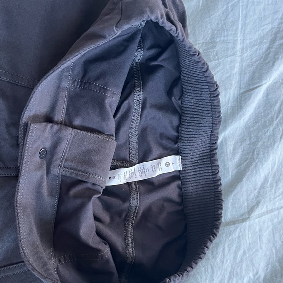 Lululemon NWOT Utilitech Cargo Pants charcoal 28 - Picture 4 of 6